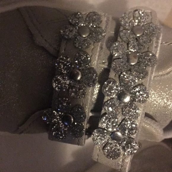 NWT Grey flower gym shoe Never used - Picture 8 of 8